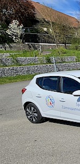 Pflegeperson von Spitex Zämespanne hält die Hände einer Seniorin