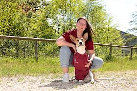 Pflegeperson von Zämespanne hält Hände einer Seniorin
