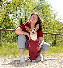 Pflegerin von Spitex Zämespanne hält Hände von Seniorin